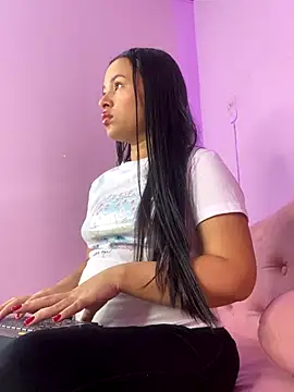 Snapshot of PaulaCruz01 chatting on 10/29/25, 02:36 PaulaCruz01 online show from 10/29/25, 02:36