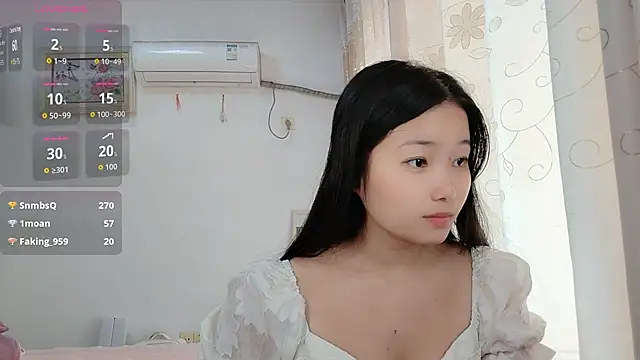 Snapshot of Xiaomei61 chatting on 10/24/25, 03:58 Xiaomei61 online show from 10/24/25, 03:58