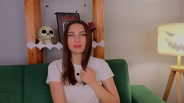 KateCahee online show from 10/31/25, 12:33