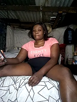 Snapshot of blackbeautyxx92 chatting on 10/26/25, 12:33 blackbeautyxx92 online show from 10/26/25, 12:33