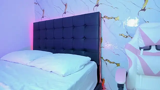 Scarlet DLuce online show from 04/18/26, 09:02