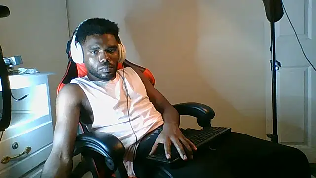Snapshot of Suamyst_25 chatting on 05/28/26, 04:43 Suamyst 25 online show from 05/28/26, 04:43