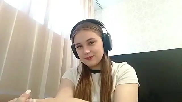 Snapshot of MilaRiviera chatting on 10/24/25, 05:48 MilaRiviera online show from 10/24/25, 05:48