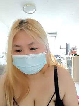 Snapshot of yehe125216 chatting on 10/24/25, 08:00 yehe125216 online show from 10/24/25, 08:00