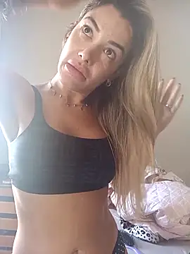 Snapshot of DESIRIE0609 chatting on 11/06/25, 02:40 DESIRIE0609 online show from 11/06/25, 02:40