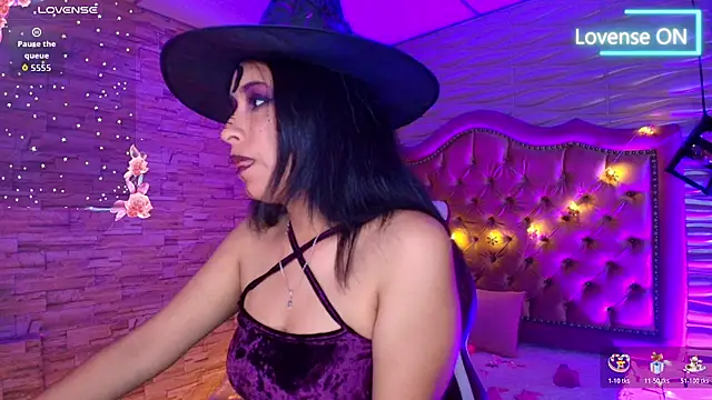 Snapshot of Roxanne_Han chatting on 10/30/25, 11:44 Roxanne Han online show from 10/30/25, 11:44