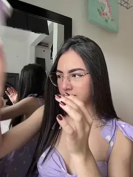 IslaCole online show from 10/28/25, 06:43