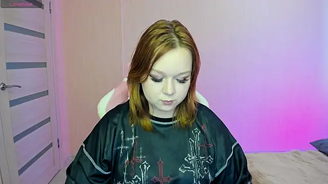 Lovly Vixen online show from 10/23/25, 07:40