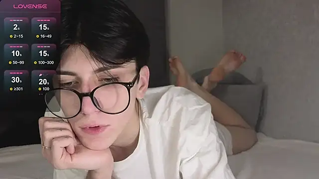 Oliver star boy  online show from 12/21/25, 10:28