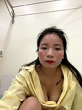 Bee Yellow00 online show from 10/29/25, 05:10