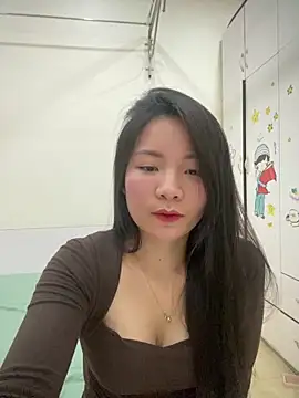 Bee Yellow00 online show from 03/17/26, 05:00