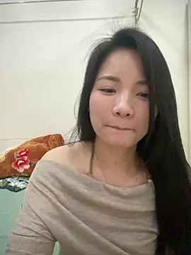 Bee Yellow00 online show from 04/07/26, 04:57