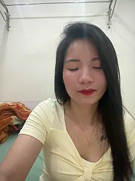 Bee Yellow00 online show from 04/15/26, 04:52