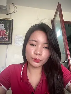 Bee Yellow00 online show from 04/22/26, 04:15