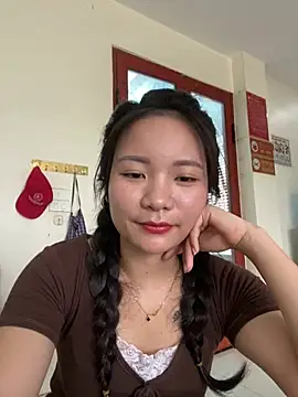 Bee Yellow00 online show from 07/07/26, 04:37