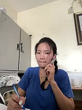 Bee Yellow00 online show from 07/18/26, 02:38