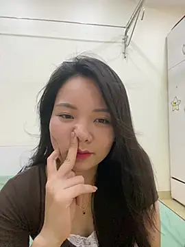 Bee Yellow00 online show from 07/28/26, 12:48