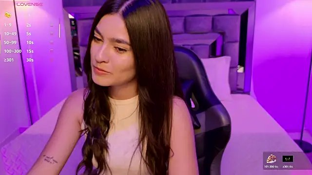 Snapshot of Bella_Clark2 chatting on 10/30/25, 02:24 Bella Clark2 online show from 10/30/25, 02:24