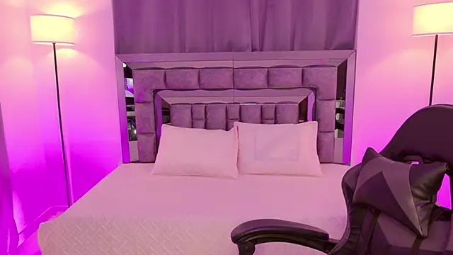 Snapshot of Bella_Clark2 chatting on 10/31/25, 02:45 Bella Clark2 online show from 10/31/25, 02:45