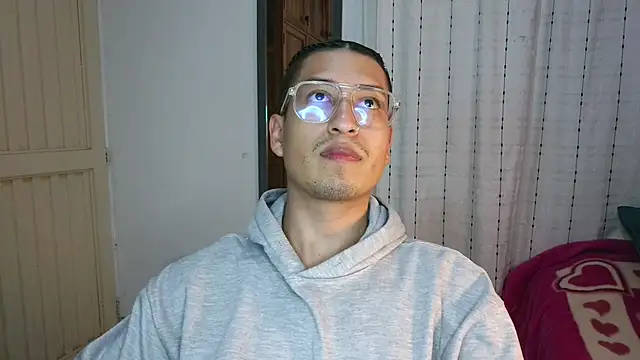 Snapshot of estebaaan___ chatting on 10/28/25, 04:27 estebaaan    online show from 10/28/25, 04:27