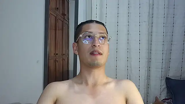 Snapshot of estebaaan___ chatting on 10/29/25, 04:04 estebaaan    online show from 10/29/25, 04:04