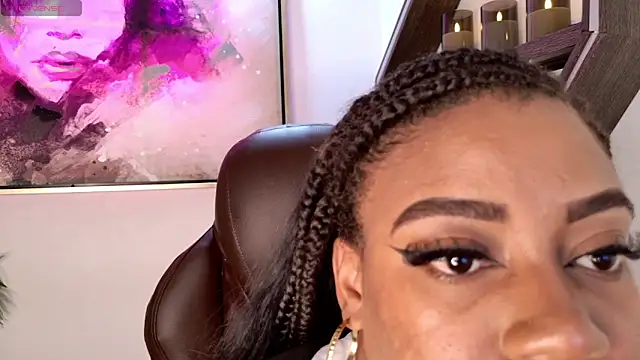 Snapshot of loana_vegas chatting on 10/28/25, 04:09 loana vegas online show from 10/28/25, 04:09