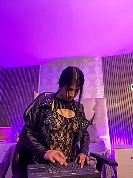 MAIILY TAY online show from 11/14/25, 12:04