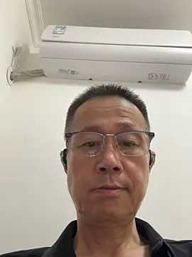 liangyueguo520 online show from 10/28/25, 02:53