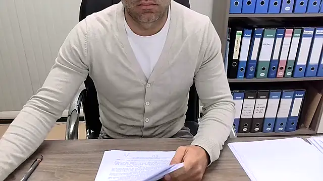 Snapshot of Evasionee chatting on 10/27/25, 07:23 Evasionee online show from 10/27/25, 07:23