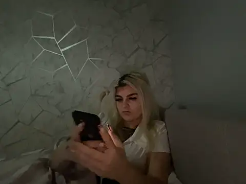 rosie-hipstergal online show from 11/21/25, 11:36