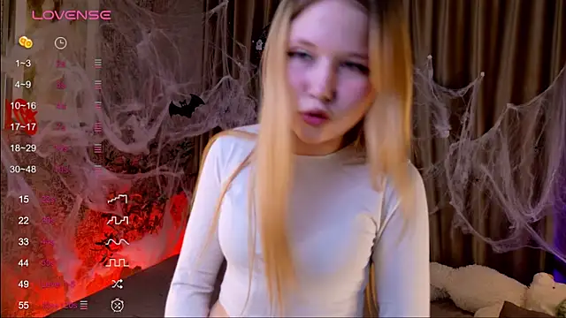 Snapshot of VivieSunn chatting on 10/30/25, 09:44 VivieSunn online show from 10/30/25, 09:44