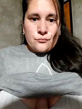 Snapshot of Clara_Arg chatting on 12/16/25, 02:27 Clara Arg online show from 12/16/25, 02:27