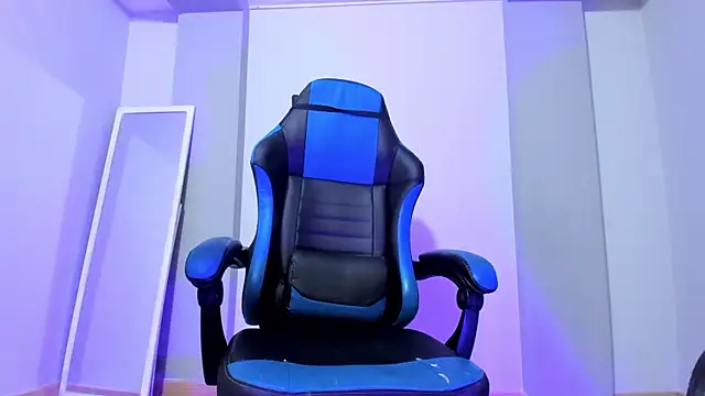 Snapshot of whisper_nova chatting on 10/30/25, 08:20 whisper nova online show from 10/30/25, 08:20