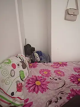 Snapshot of YeseniaRodriguez3 chatting on 12/17/25, 08:15 YeseniaRodriguez3 online show from 12/17/25, 08:15