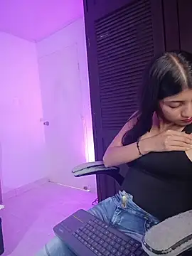 YeseniaRodriguez3 online show from 04/15/26, 07:58