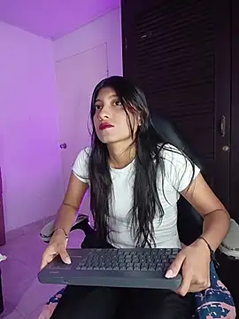 YeseniaRodriguez3 online show from 04/20/26, 12:41