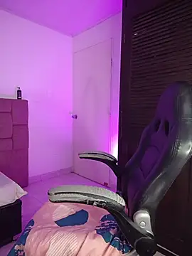 YeseniaRodriguez3 online show from 04/22/26, 12:39