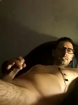 Snapshot of Leocuma82 chatting on 11/01/25, 03:30 Leocuma82 online show from 11/01/25, 03:30