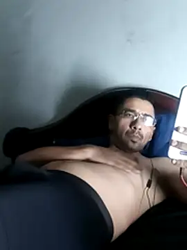 Snapshot of Leocuma82 chatting on 11/02/25, 03:20 Leocuma82 online show from 11/02/25, 03:20