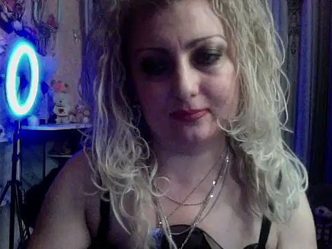 Snapshot of xHot_Amazonq chatting on 10/26/25, 06:14 xHot Amazonq online show from 10/26/25, 06:14