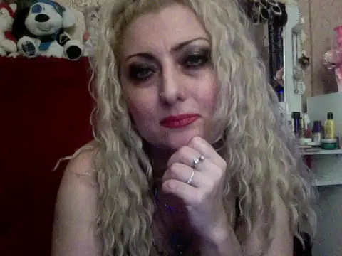 Snapshot of xHot_Amazonq chatting on 11/10/25, 06:29 xHot Amazonq online show from 11/10/25, 06:29