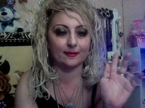 Snapshot of xHot_Amazonq chatting on 11/16/25, 04:56 xHot Amazonq online show from 11/16/25, 04:56