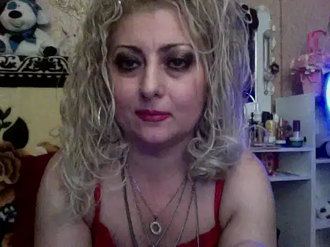 Snapshot of xHot_Amazonq chatting on 11/19/25, 06:41 xHot Amazonq online show from 11/19/25, 06:41