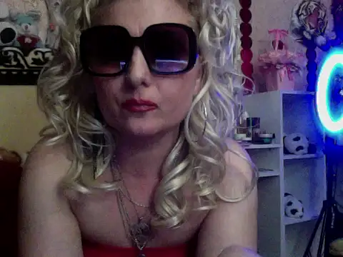 Snapshot of xHot_Amazonq chatting on 11/29/25, 10:24 xHot Amazonq online show from 11/29/25, 10:24