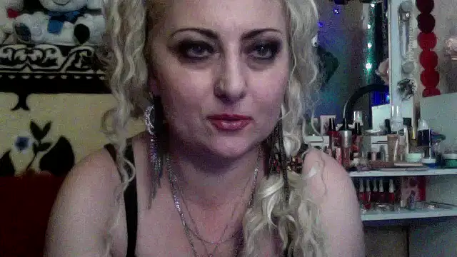 Snapshot of xHot_Amazonq chatting on 12/02/25, 05:52 xHot Amazonq online show from 12/02/25, 05:52