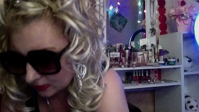 Snapshot of xHot_Amazonq chatting on 12/03/25, 09:13 xHot Amazonq online show from 12/03/25, 09:13