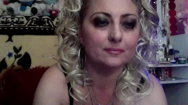 Snapshot of xHot_Amazonq chatting on 12/05/25, 05:53 xHot Amazonq online show from 12/05/25, 05:53