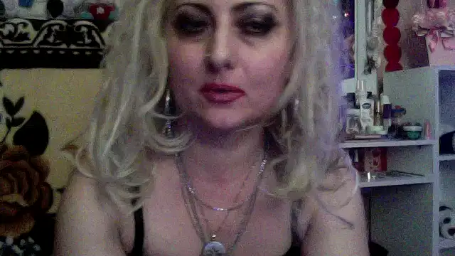 Snapshot of xHot_Amazonq chatting on 12/14/25, 11:42 xHot Amazonq online show from 12/14/25, 11:42