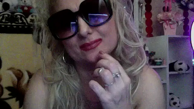 Snapshot of xHot_Amazonq chatting on 12/16/25, 10:48 xHot Amazonq online show from 12/16/25, 10:48