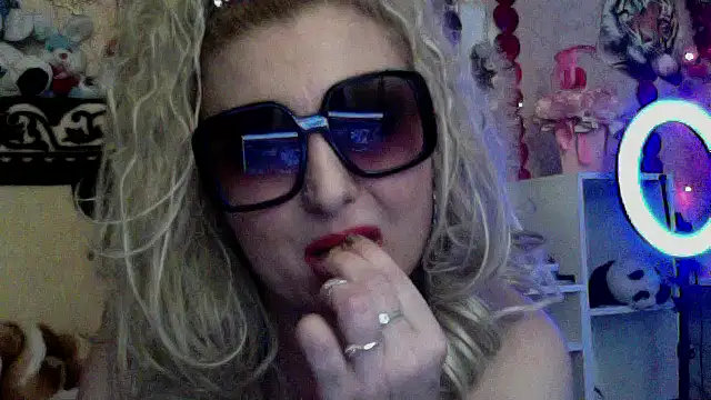 Snapshot of xHot_Amazonq chatting on 01/11/26, 06:57 xHot Amazonq online show from 01/11/26, 06:57